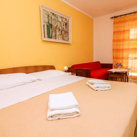 Double Rooms Tomica 2 With Balcony Baška Exteriör bild