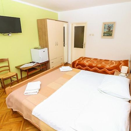 Double Rooms Tomica 2 With Balcony Baška Exteriör bild