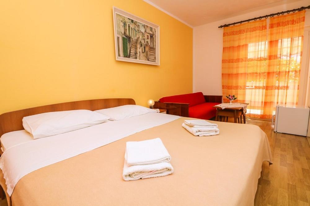 Double Rooms Tomica 2 With Balcony Baška Exteriör bild
