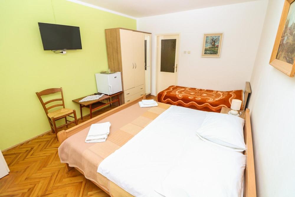 Double Rooms Tomica 2 With Balcony Baška Exteriör bild