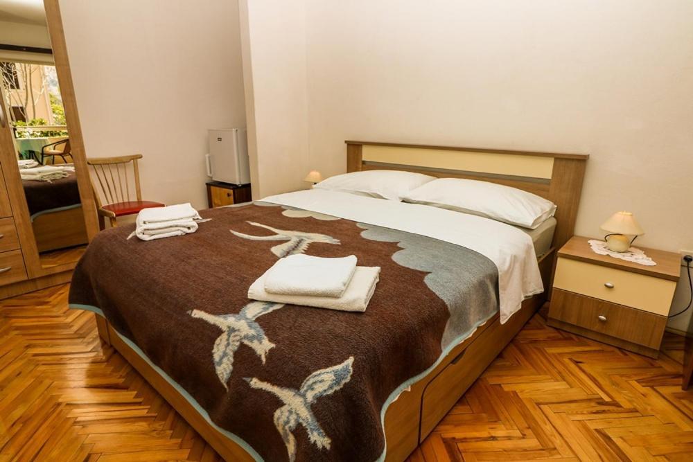 Double Rooms Tomica 2 With Balcony Baška Exteriör bild