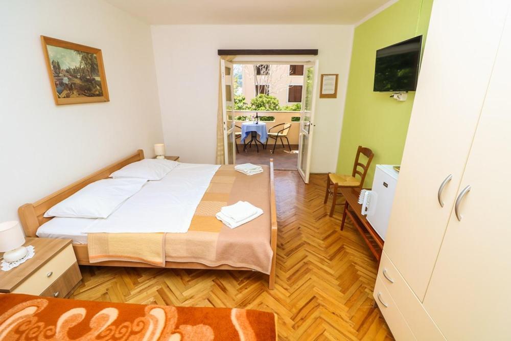 Double Rooms Tomica 2 With Balcony Baška Exteriör bild